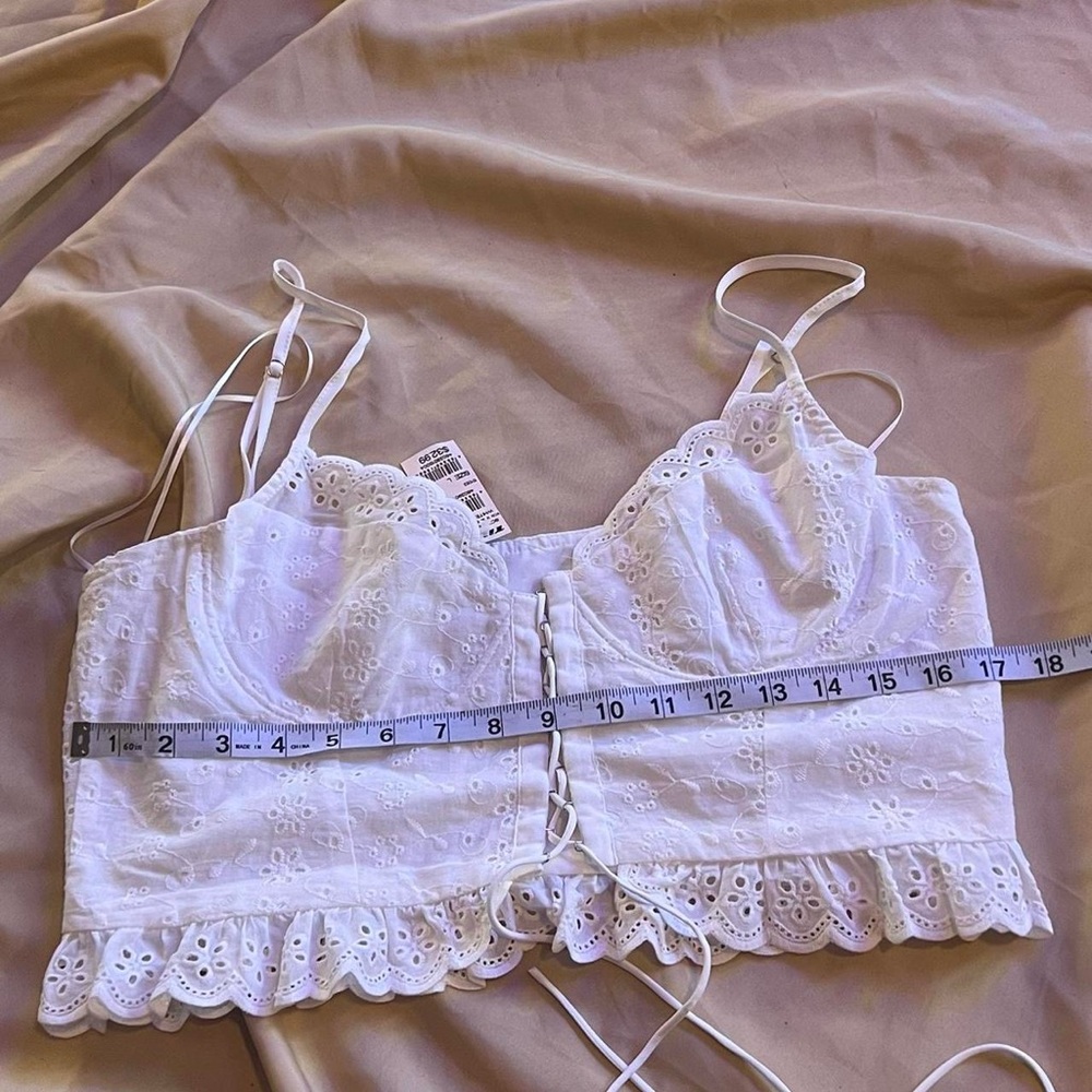 NEVER WORN Adorable eyelet underwire flounce trim corset top bralette